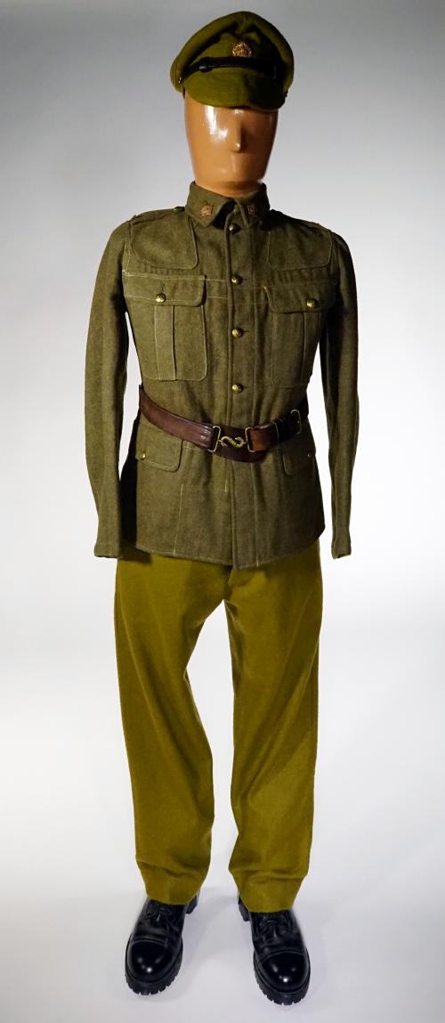 Le mannequin porte une tunique verte avec cinq boutons, deux  poitrines ainsi que deux poches plus basses.
