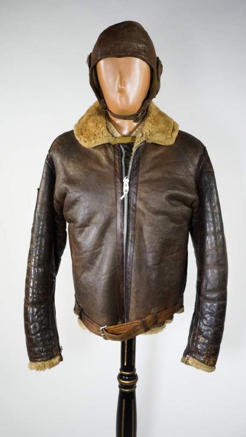 Un blouson aviateur brun en cuir à doublure épaisse.