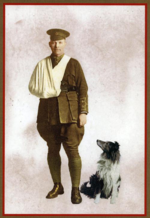 Une photographie en noir et blanc du Lieutenant blessé  Munroe en compagnie de son chien.