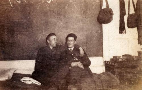 Une photographie noir et blanc de Byron Cooper Sisler assis avec un compagnon d’armes.