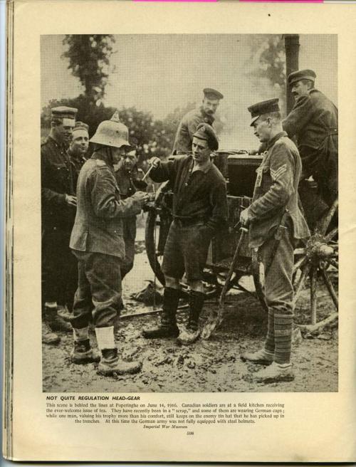 Une photographie en noir et blanc d’un groupe de soldats canadiens à qui l’on sert le thé.