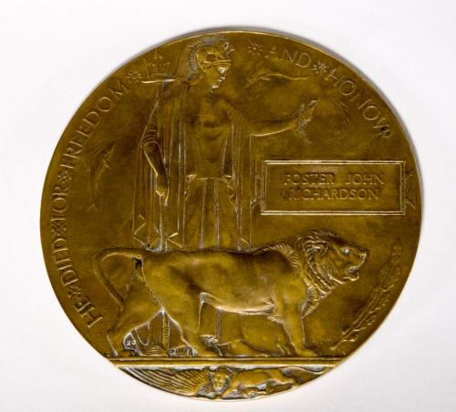 Une plaque de bronze ronde sur laquelle sont inscrits les mots : «  pour la liberté et l’honneur. »