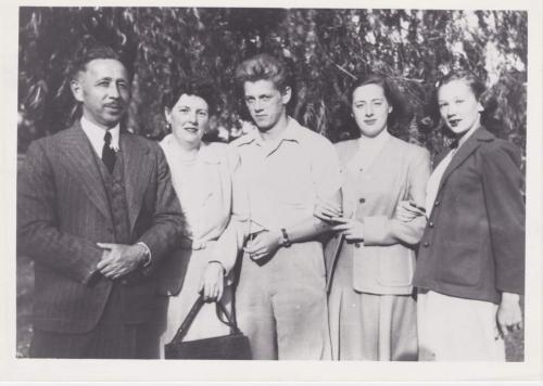 Une photographie en noir et blanc de Byron Sisler et sa famille.