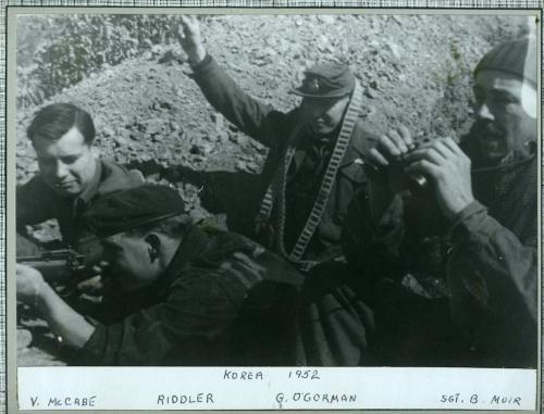 Une photo en noir et blanc de quatre soldats dans une casemate