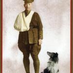 Une photographie en noir et blanc du Lieutenant blessé  Munroe en compagnie de son chien.