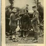 Une photographie en noir et blanc d’un groupe de soldats canadiens à qui l’on sert le thé.