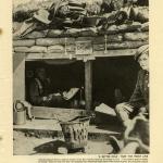Une photographie en noir et blanc de deux soldats assis à l’intérieur d’une casemate bien construite dans une tranchée.