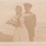 Une image de teinte sépia de Byron Cooper Sisler avec Mildred Ramsden à la plage.