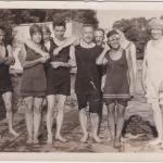 Une photographie en noir et blanc de Byron Cooper Sisler avec sa famille et ses amis sur un quai.