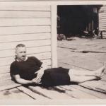 Une photographie en noir et blanc de Byron Cooper Sisler en train de se détendre.