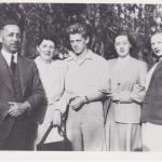 Une photographie en noir et blanc de Byron Sisler et sa famille.