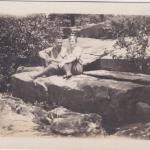 Une photographie en noir et blanc de Byron et Mildred assis sur de gros rochers.