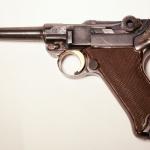 Une photo d’un pistolet semi-automatique doté d’une poignée texturée et angulaire.
