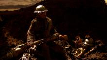 Une capture d’écran du mannequin-soldat dans une tranchée  compagnie de ses compagnons d’armes.