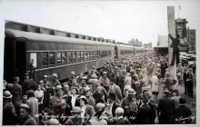 Une photo noire et blanche d’une foule de soldats et de citoyens à une station de train.