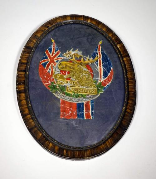 Une photo ovale encadrée représentant une tête d’orignal et l’Union Jack.