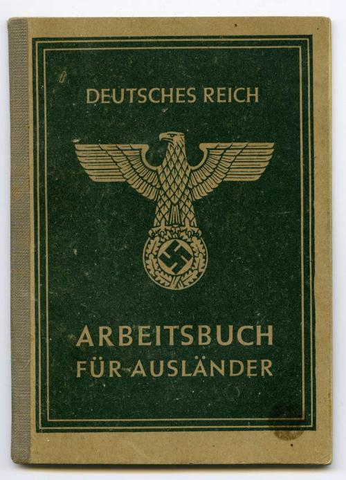 Un petit livre de poche vert dont la couverture est décorée de l’aigle de l’Empire germanique au-dessus d’une croix gammée.