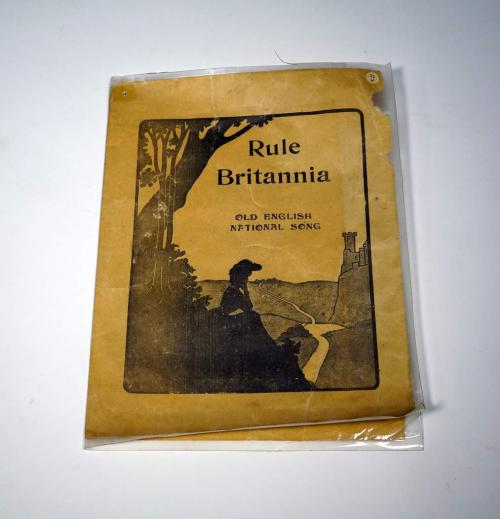 Une feuille de musique pliée très grande sur laquelle est inscrite la musique de la chanson <em>Rule, Britannia</em>