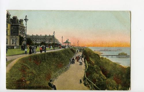 Une carte postale colorisée représentant le port de la ville côtière de Folkestone en Angleterre.