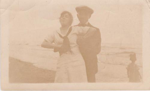 Une image de teinte sépia de Byron Cooper Sisler avec Mildred Ramsden à la plage.