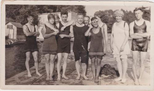 Une photographie en noir et blanc de Byron Cooper Sisler avec sa famille et ses amis sur un quai.