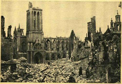 Une photographie en noir et blanc d’une église et d’une rue bombardée.
