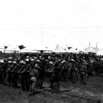 Une photographie en noir et blanc d’un groupe de soldats en rangées durant un entraînement.