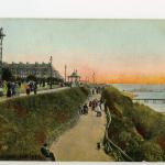 Une carte postale colorisée représentant le port de la ville côtière de Folkestone en Angleterre.