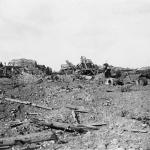 Une photographie en noir et blanc d’un paysage ravagé par la guerre.
