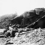 Une photographie en noir et blanc des corps de soldats allemands morts au milieu d’un paysage dévasté.