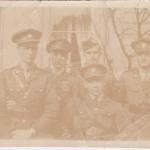 Une photographie de teinte sépia de Byron Cooper Sisler posant avec des soldats de sa classe de Force aérienne.